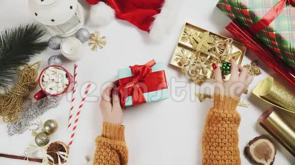 女人用木星包装圣诞礼物和装饰视频的预览图