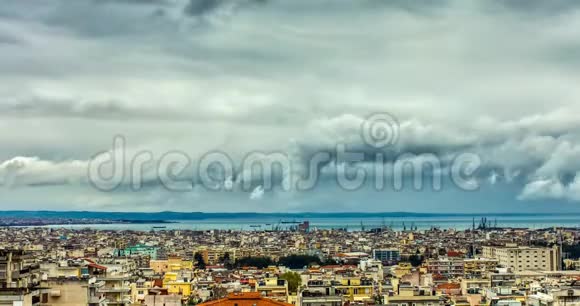 希腊塞萨洛尼基阴天时塞萨洛尼基城市景观视频的预览图
