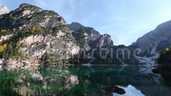 上奥地利阿尔卑斯山阿尔梅西湖视频的预览图