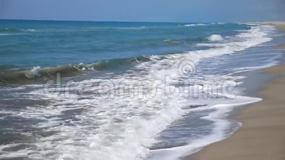 空沙滩的海洋场景大海浪撞击海岸线热带度假胜地阳光明媚视频的预览图