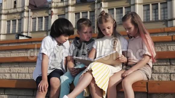 女孩给她的朋友读一本书视频的预览图