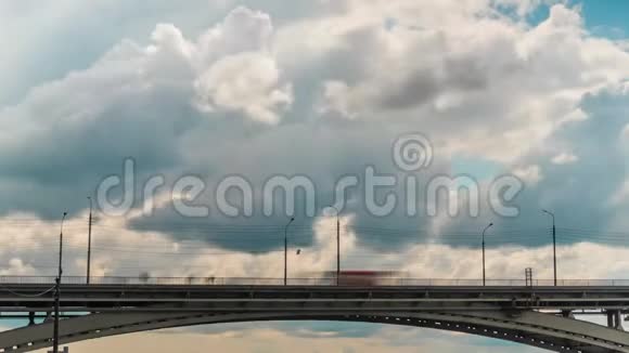 移动的汽车和人们在桥上的阳光透过云层照耀时间推移视频的预览图