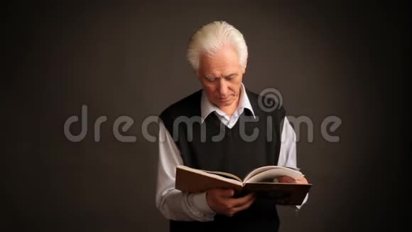 老人摆着一本书视频的预览图