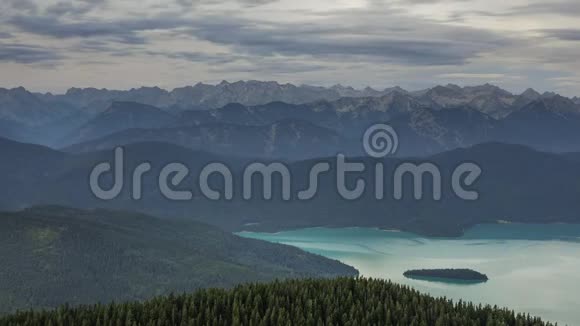 在阳光明媚的白天瓦尔钦斯湖和萨索岛在山区的时间流逝移动的云巴伐利亚视频的预览图