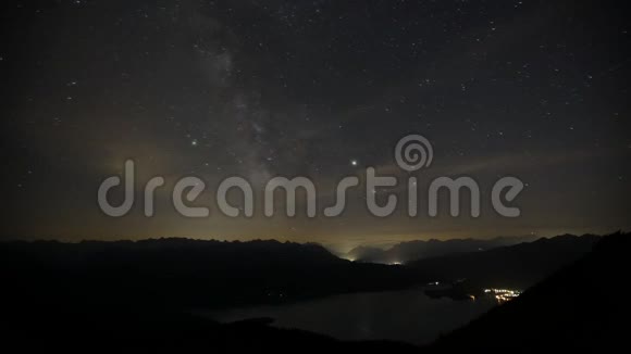 时间流逝银河和夜空中的星星在瓦尔钦斯湖的山上巴伐利亚视频的预览图