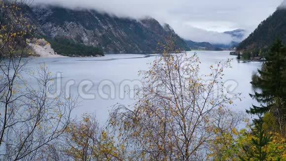 奥地利蒂罗尔阿尔卑斯山阿琴西山秋湖视频的预览图