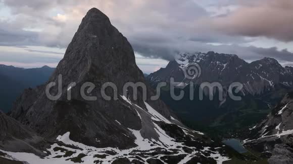 奥地利埃赫瓦尔德的山峰十四行诗和塞宾塞湖在日落时的时间流逝视频的预览图