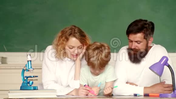 快乐的家庭与设定的创造力父母鼓励他们的小儿子在开学的第一天视频的预览图