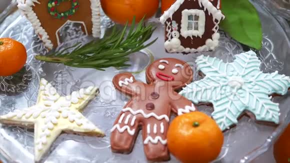 传统的圣诞姜饼饼干和房子视频的预览图