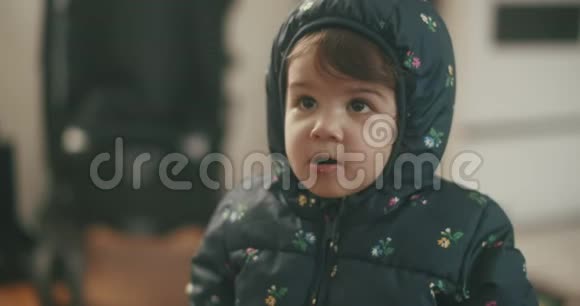 婴儿学步的女孩穿着衣服在寒冷中外出视频的预览图