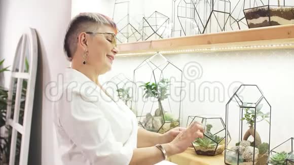 细心的女花店照顾植物视频的预览图
