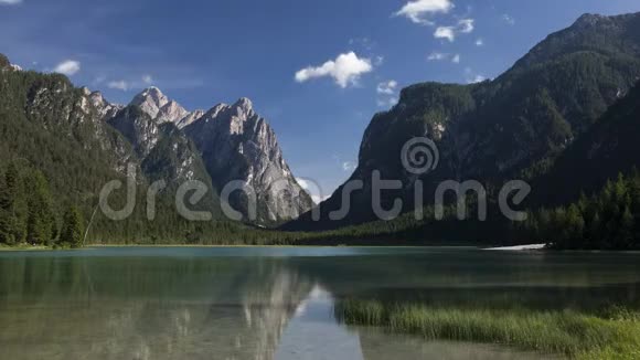 意大利南部蒂罗尔州白云岩阿尔卑斯山的托布拉湖在阳光明媚的日子里的时间流逝视频的预览图
