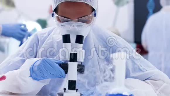 现代实验室里化学家戴着盖帽的录像视频的预览图