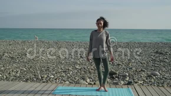 穿运动服练习瑜伽的健身女人视频的预览图