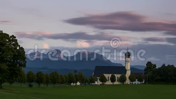 巴伐利亚州伊尔申贝格朝圣教堂日落到夜间的时间视频的预览图
