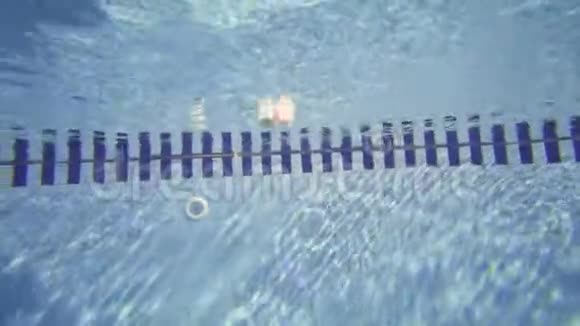 女孩跳进深蓝的游泳池视频的预览图