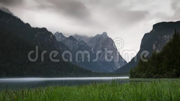 意大利南部蒂罗尔州的白云岩阿尔卑斯山早晨的托布拉克湖因雾和乌云而逝视频的预览图