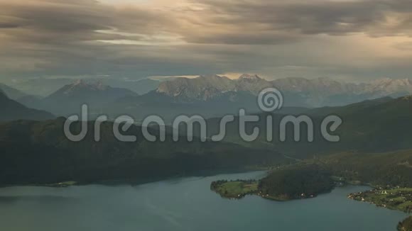 日落时分沃尔钦湖在山上阳光照射在韦特斯坦山脉的背景巴伐利亚视频的预览图