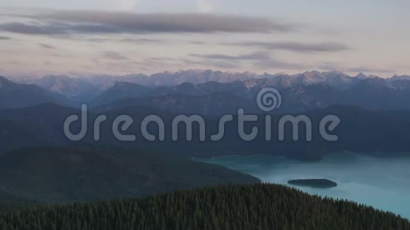 日落时分瓦尔钦斯湖和萨索岛在山上移动的云巴伐利亚视频的预览图