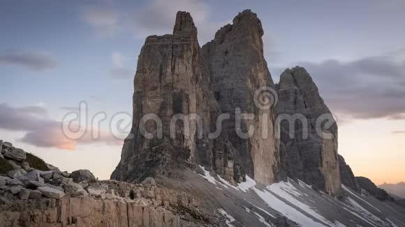 意大利多洛米特阿尔卑斯山国家公园彩霞带移动云的三头峰视频的预览图