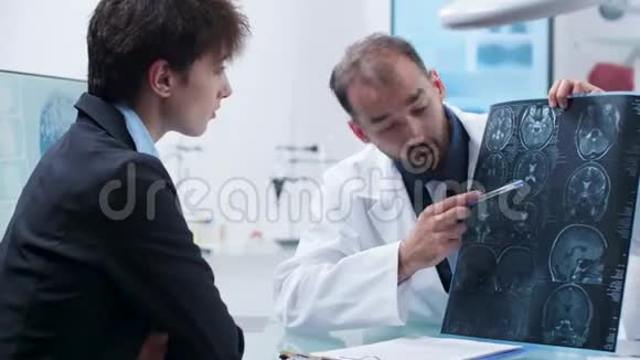 医生给病人看详细的X射线扫描视频的预览图