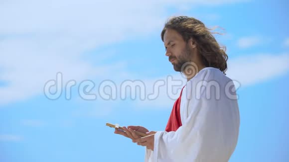 耶稣亲吻木头十字架向神祈祷接受审判和钉十字架视频的预览图