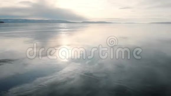 这一个鸟瞰图冻河的冬季景观冰映着天空和太阳低温视频的预览图