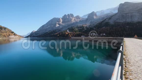 意大利多洛米兹阿尔卑斯山秋费达亚湖和帕斯视频的预览图