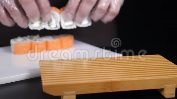 新鲜美味的寿司卷食物录像在木板上服役手拿寿司大师寿司卷放寿司高清高清视频的预览图
