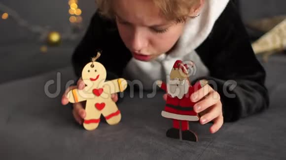女孩玩木娃娃装饰圣诞树平安夜穿羊毛睡衣的宝宝视频的预览图