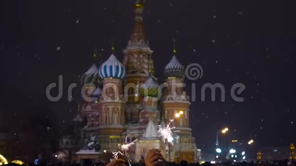 许多人聚集在莫斯科圣巴西尔大教堂附近的红场庆祝新年新视频的预览图