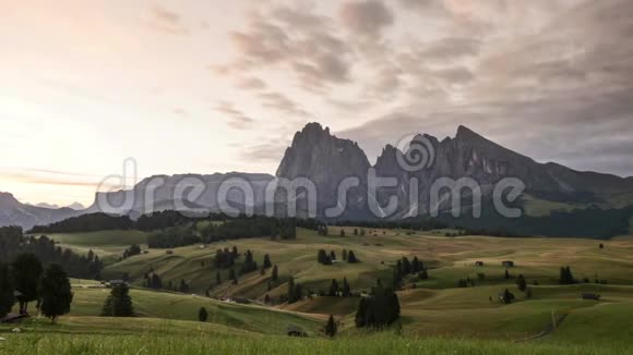 意大利南部蒂罗尔州的白云岩阿尔卑斯山脉日出的时间流逝视频的预览图