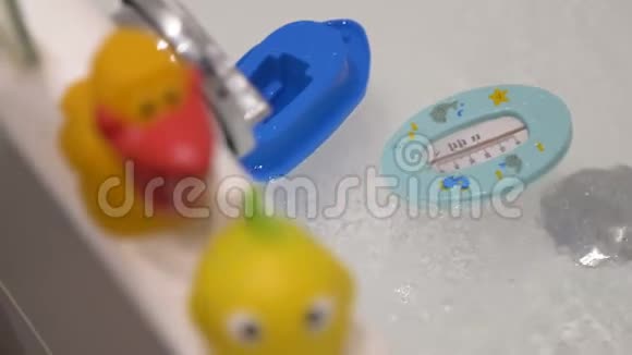 浮动塑料玩具和橡胶垫视频的预览图