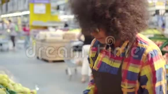 超市员工非洲裔美国妇女有非洲发型水果分类密切视频的预览图