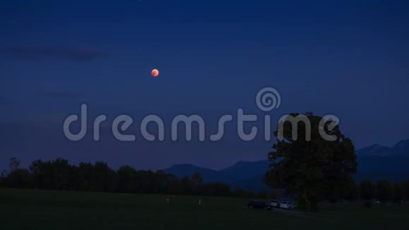 2018年夏季月食时血月的时间推移夜间火星在田野上巴伐利亚视频的预览图