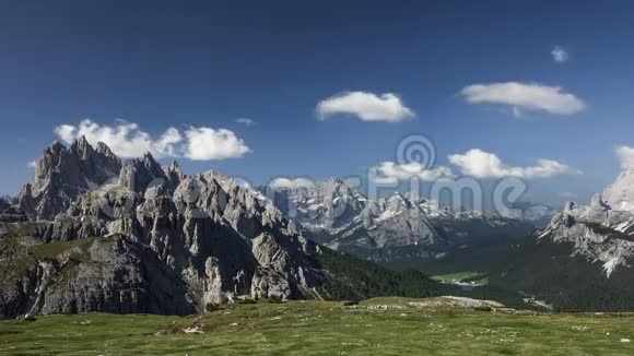 意大利南部蒂罗尔的三峰白云岩阿尔卑斯山脉夏季的景观时间流逝视频的预览图