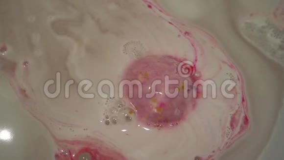 粉红色和白色泡沫在水中移动视频的预览图