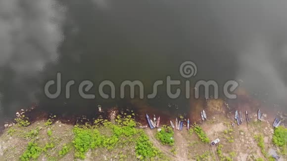 无人机拍摄乡村自然山林的河景景观视频的预览图