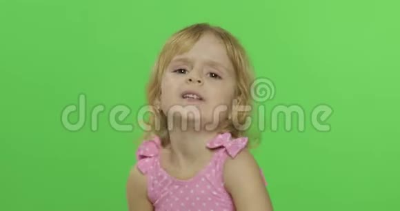 儿童情绪激动地与穿着粉红色泳衣的照相机交谈肖像色度键视频的预览图