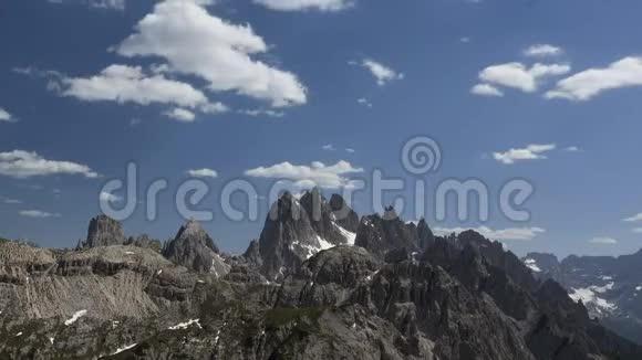 夏季意大利南部蒂罗尔的米苏里纳山链三峰的白云岩阿尔卑斯山的景观时间流逝视频的预览图