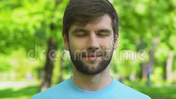 公园里的大胡子男在镜头前微笑热爱大自然生态志愿者理念视频的预览图