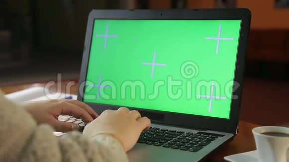 女人的手在办公室的电脑键盘上打字视频的预览图