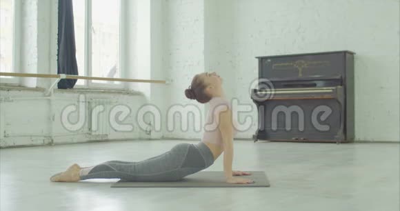 在室内锻炼眼镜王蛇的女性视频的预览图