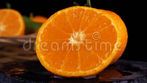 健康食品和饮食概念的视频片段旋转切片橙子视频的预览图