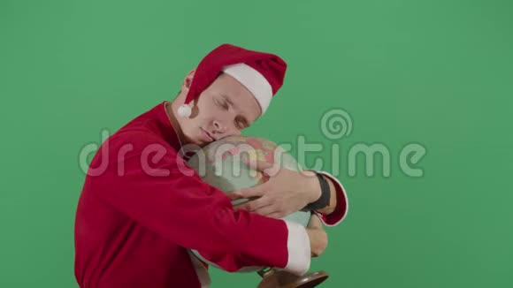 成人圣诞老人在地球上睡觉视频的预览图