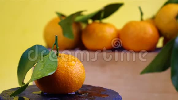 健康的橘红色水果许多橘红色水果视频的预览图