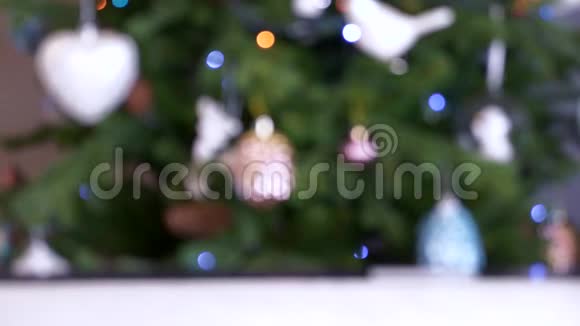 背景与博克和圣诞树与新年装饰和花环视频的预览图