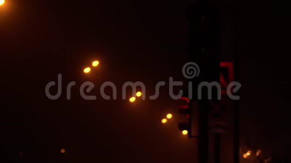雾蒙蒙的夜晚有红绿灯绿灯闪烁然后红灯打开计时器视频的预览图