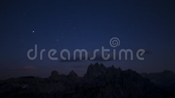 在意大利南部蒂罗尔州的三峰山白云岩阿尔卑斯山上银河和夜空的时间流逝视频的预览图