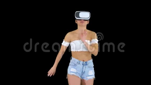可爱的女孩跳舞而她有她的虚拟现实在舞蹈时间阿尔法频道视频的预览图